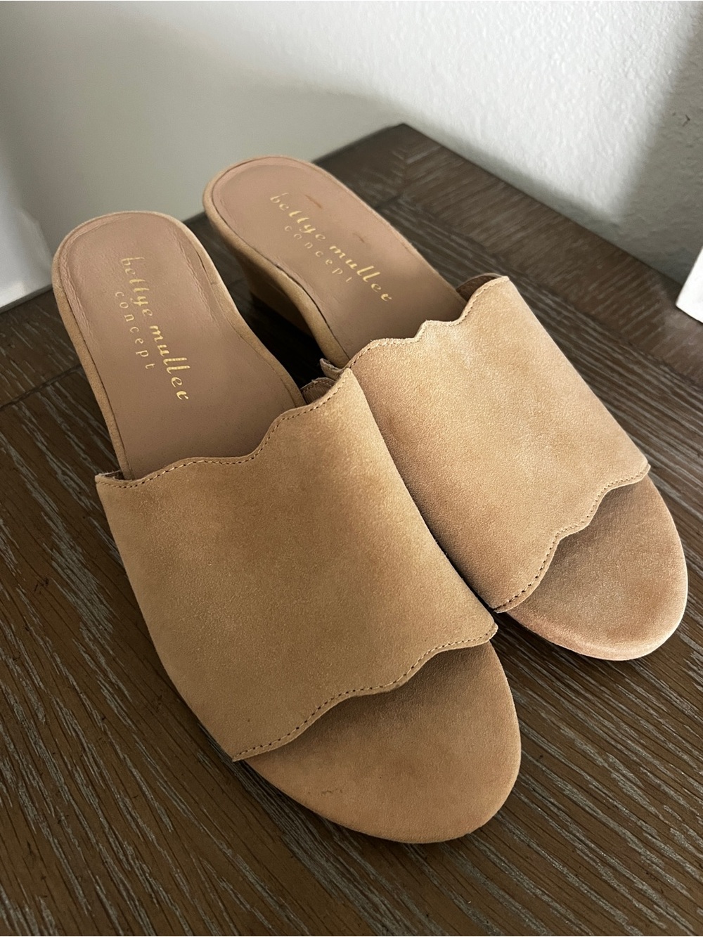 Bettye Muller Concept Seema Tan Suede Low Wedge Slide Sandals 7.5 NWOB - Picture 11 of 16